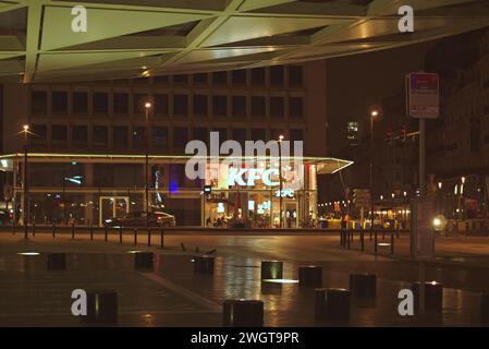 Bruxelles, Belgique. 5 février, 2024.rues de Belgique. Restauration rapide KFC au loin. Bâtiment Starbucks. Paysage près de la station de métro Roger Banque D'Images