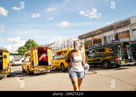 Femme d'âge moyen, voyageur seul est dans une station de bus dans le nord de la Thaïlande Banque D'Images