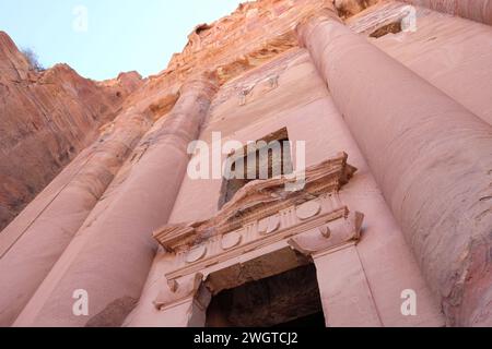 Petra Jordan les tombes royales ancienne façade nabatéenne sculptée dans le grès rose Banque D'Images
