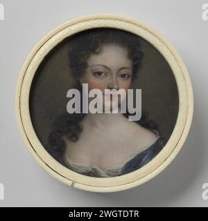 Portrait d'une femme, Jan Frans van Douven (attribué à), 1666 - 1727 miniature (peinture) Portrait d'une femme. Buste, légèrement vers la droite. Sur le couvercle d'une boîte ivoire. Fait partie de la collection de portraits miniatures. argent (métal). peinture à l'huile (peinture). ivoire. Personnes historiques non connues par leur nom - BB - femme Banque D'Images