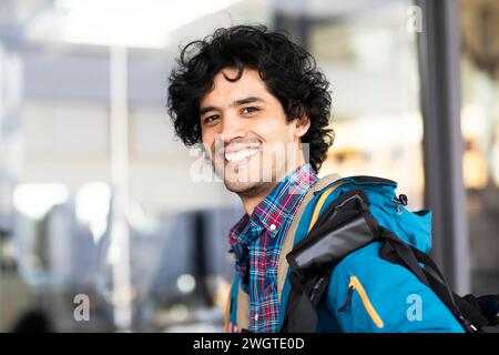 Jeune homme dehors avec sac Banque D'Images