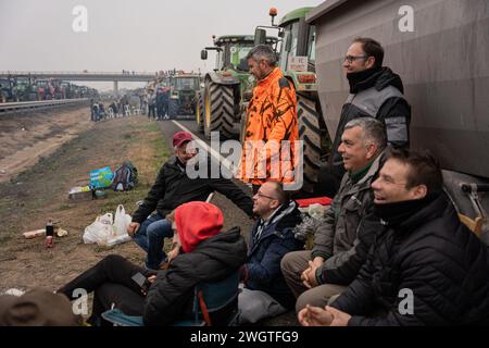 La Fondarella, Lleida, Espagne. 6 février 2024. Des centaines d'agriculteurs et d'éleveurs catalans bloquent l'accès à l'A-2 à la Fondarella, Lleida avec leurs tracteurs, rejoignant les manifestations au niveau européen dans le premier secteur. Les agriculteurs exigent la fin de la concurrence déloyale pour les produits importés de pays tiers, un soutien face aux prix excessifs dus aux effets de la sécheresse et une simplification de la bureaucratie. (Crédit image : © Marc Asensio Clupes/ZUMA Press Wire) USAGE ÉDITORIAL SEULEMENT! Non destiné à UN USAGE commercial ! Banque D'Images