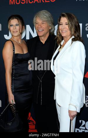 Jon bon Jovi mit Tochter Stephanie Rose Bongiovi und Ehefrau Dorothea Hurley und BEI der MusiCares personne de l'année Gala 2023 im Los Angeles Convention Center. Los Angeles, 02.02.2024 *** Jon bon Jovi avec sa fille Stephanie Rose Bongiovi et son épouse Dorothea Hurley et au Gala de la personne de l'année MusiCares 2023 au Los Angeles Convention Center Los Angeles, 02 02 2024 Foto:XJ.xBlocx/xFuturexImagex musicares 4203 Banque D'Images