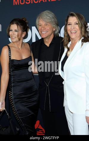 Jon bon Jovi mit Tochter Stephanie Rose Bongiovi und Ehefrau Dorothea Hurley und BEI der MusiCares personne de l'année Gala 2023 im Los Angeles Convention Center. Los Angeles, 02.02.2024 *** Jon bon Jovi avec sa fille Stephanie Rose Bongiovi et son épouse Dorothea Hurley et au Gala de la personne de l'année MusiCares 2023 au Los Angeles Convention Center Los Angeles, 02 02 2024 Foto:XJ.xBlocx/xFuturexImagex musicares 4204 Banque D'Images