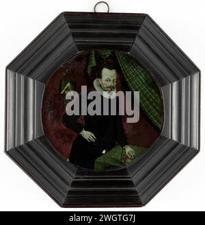 Portrait d'un homme, anonyme, v. 1595 peinture Portrait d'un homme. Coupé en deux, debout à une table avec la main gauche basée sur un livre et la main droite sur le côté. En haut à gauche l'écusson de la famille. Verre Holland. bois (matériel végétal) personnes historiques dont le nom n'est pas connu Banque D'Images