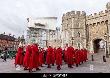 Windsor, Royaume-Uni. 6 février 2024. La Band of the Household Cavalry accompagne le 1er Bataillon Welsh Guards au château de Windsor pour la cérémonie de la relève de la garde. Il a été annoncé hier que le roi Charles III se retirera de ses fonctions officielles tout en étant traité pour un cancer. Crédit : Mark Kerrison/Alamy Live News Banque D'Images