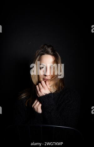 Jeune femme à l'intérieur, Milan, Italie. Banque D'Images
