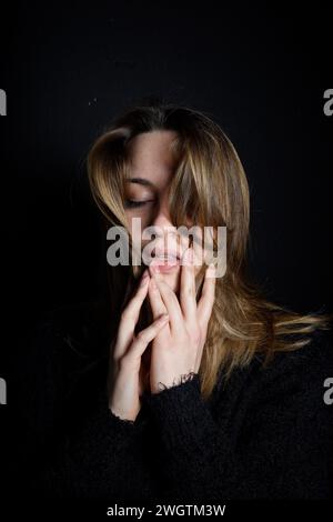 Jeune femme à l'intérieur, Milan, Italie. Banque D'Images