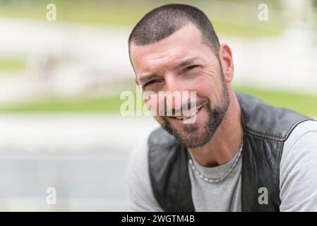 Homme barbe à l'extérieur, Milan, Italie. Banque D'Images