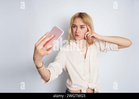 Jeune femme blonde à l'intérieur. Milan, Italie. Banque D'Images