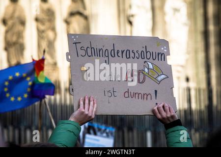 Les gens manifestent devant la cathédrale contre l'extrémisme de droite et l'AFD, pour la démocratie et les droits fondamentaux, Cologne, Allemagne. 27 janvier 202 Banque D'Images