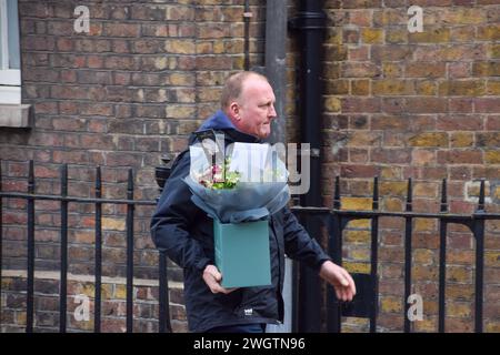 Londres, Angleterre, Royaume-Uni. 6 février 2024. Les fleurs du roi Charles III sont livrées à Clarence House lors de la visite du prince Harry après l'annonce que le roi a été diagnostiqué avec un cancer. (Crédit image : © Vuk Valcic/ZUMA Press Wire) USAGE ÉDITORIAL SEULEMENT! Non destiné à UN USAGE commercial ! Banque D'Images