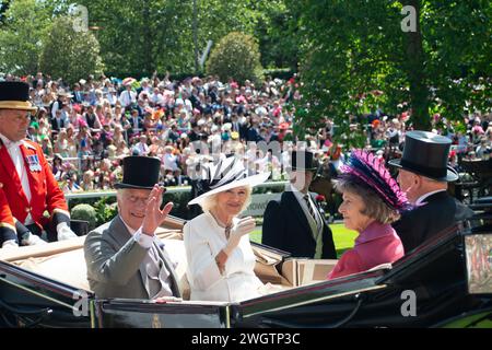 FICHIERS PHOTOS. 6 février 2024. Buckingham Palace a annoncé que le roi Charles a été diagnostiqué avec un cancer. Le roi Charles III et la reine Camilla arrivant à Royal Ascot le quatrième jour de la procession royale. Crédit : Maureen McLean/Alamy Banque D'Images