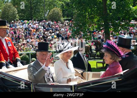 FICHIERS PHOTOS. 6 février 2024. Buckingham Palace a annoncé que le roi Charles a été diagnostiqué avec un cancer. Le roi Charles III et la reine Camilla arrivant à Royal Ascot le quatrième jour de la procession royale. Crédit : Maureen McLean/Alamy Banque D'Images