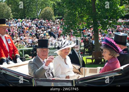 FICHIERS PHOTOS. 6 février 2024. Buckingham Palace a annoncé que le roi Charles a été diagnostiqué avec un cancer. Le roi Charles III et la reine Camilla arrivant à Royal Ascot le quatrième jour de la procession royale. Crédit : Maureen McLean/Alamy Banque D'Images