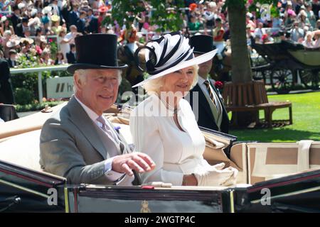 FICHIERS PHOTOS. 6 février 2024. Buckingham Palace a annoncé que le roi Charles a été diagnostiqué avec un cancer. Le roi Charles III et la reine Camilla arrivant à Royal Ascot le quatrième jour de la procession royale. Crédit : Maureen McLean/Alamy Banque D'Images