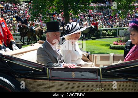 FICHIERS PHOTOS. 6 février 2024. Buckingham Palace a annoncé que le roi Charles a été diagnostiqué avec un cancer. Le roi Charles III et la reine Camilla arrivant à Royal Ascot le quatrième jour de la procession royale. Crédit : Maureen McLean/Alamy Banque D'Images