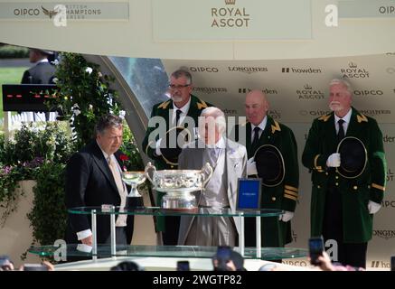 FICHIERS PHOTOS. 6 février 2024. Buckingham Palace a annoncé que le roi Charles a été diagnostiqué avec un cancer. Le roi Charles III fait les présentations des gagnants pour les couronnement Stakes. La course a été remportée par le cheval Tahiyra monté par le jockey Chris Hayes et entraîné par d K Weld. Crédit : Maureen McLean/Alamy Banque D'Images