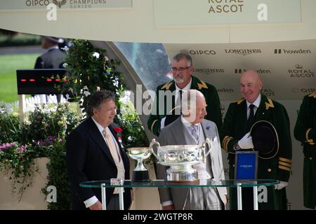 FICHIERS PHOTOS. 6 février 2024. Buckingham Palace a annoncé que le roi Charles a été diagnostiqué avec un cancer. Le roi Charles III fait les présentations des gagnants pour les couronnement Stakes. La course a été remportée par le cheval Tahiyra monté par le jockey Chris Hayes et entraîné par d K Weld. Crédit : Maureen McLean/Alamy Banque D'Images