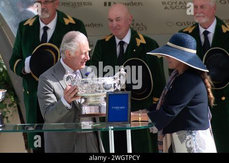 FICHIERS PHOTOS. 6 février 2024. Buckingham Palace a annoncé que le roi Charles a été diagnostiqué avec un cancer. Le roi Charles III fait les présentations des gagnants pour les couronnement Stakes. La course a été remportée par le cheval Tahiyra monté par le jockey Chris Hayes et entraîné par d K Weld. Crédit : Maureen McLean/Alamy Banque D'Images