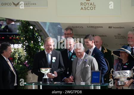 FICHIERS PHOTOS. 6 février 2024. Buckingham Palace a annoncé que le roi Charles a été diagnostiqué avec un cancer. Le roi Charles III fait les présentations des gagnants pour les couronnement Stakes. La course a été remportée par le cheval Tahiyra monté par le jockey Chris Hayes et entraîné par d K Weld. Crédit : Maureen McLean/Alamy Banque D'Images