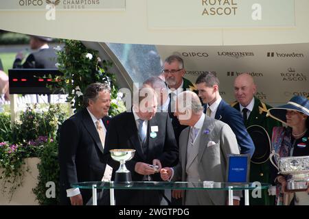 FICHIERS PHOTOS. 6 février 2024. Buckingham Palace a annoncé que le roi Charles a été diagnostiqué avec un cancer. Le roi Charles III fait les présentations des gagnants pour les couronnement Stakes. La course a été remportée par le cheval Tahiyra monté par le jockey Chris Hayes et entraîné par d K Weld. Crédit : Maureen McLean/Alamy Banque D'Images