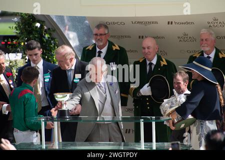 FICHIERS PHOTOS. 6 février 2024. Buckingham Palace a annoncé que le roi Charles a été diagnostiqué avec un cancer. Le roi Charles III fait les présentations des gagnants pour les couronnement Stakes. La course a été remportée par le cheval Tahiyra monté par le jockey Chris Hayes et entraîné par d K Weld. Crédit : Maureen McLean/Alamy Banque D'Images