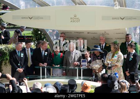 FICHIERS PHOTOS. 6 février 2024. Buckingham Palace a annoncé que le roi Charles a été diagnostiqué avec un cancer. Le roi Charles III fait les présentations des gagnants pour les couronnement Stakes. La course a été remportée par le cheval Tahiyra monté par le jockey Chris Hayes et entraîné par d K Weld. Crédit : Maureen McLean/Alamy Banque D'Images