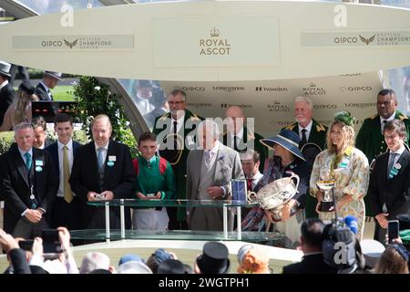 FICHIERS PHOTOS. 6 février 2024. Buckingham Palace a annoncé que le roi Charles a été diagnostiqué avec un cancer. Le roi Charles III fait les présentations des gagnants pour les couronnement Stakes. La course a été remportée par le cheval Tahiyra monté par le jockey Chris Hayes et entraîné par d K Weld. Crédit : Maureen McLean/Alamy Banque D'Images