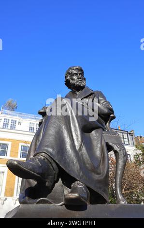 Statue de Thomas Carlyle, près de sa maison sur Cheyne Row, à Chelsea, un écrivain écossais, influençant l'art, la littérature et la philosophie du XIXe siècle, Londres. Banque D'Images