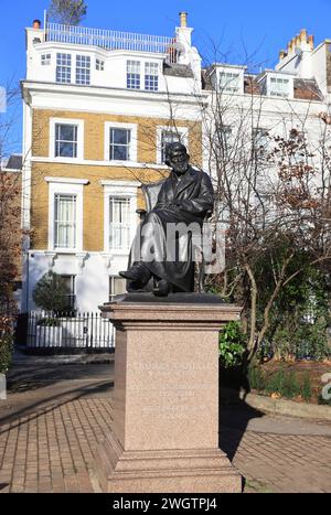 Statue de Thomas Carlyle, près de sa maison sur Cheyne Row, à Chelsea, un écrivain écossais, influençant l'art, la littérature et la philosophie du XIXe siècle, Londres. Banque D'Images