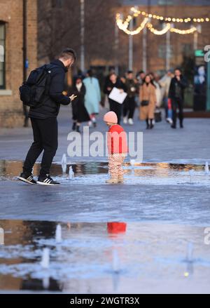 Plaisir hivernal dans les fontaines sur Granary Square à Kings Cross, North London N1C, Royaume-Uni Banque D'Images