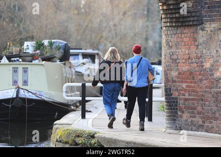 Marcher le long du chemin de halage en hiver, près des péniches de Regents canal à Kings Cross, au nord de Londres, Royaume-Uni Banque D'Images