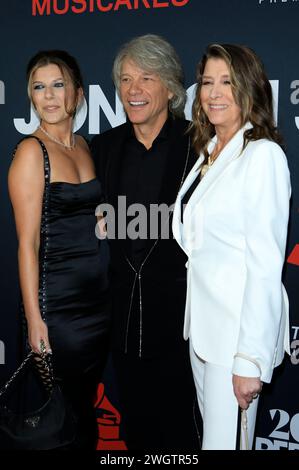 Jon bon Jovi mit Tochter Stephanie Rose Bongiovi und Ehefrau Dorothea Hurley und BEI der MusiCares personne de l'année Gala 2023 im Los Angeles Convention Center. Los Angeles, 02.02.2024 Banque D'Images