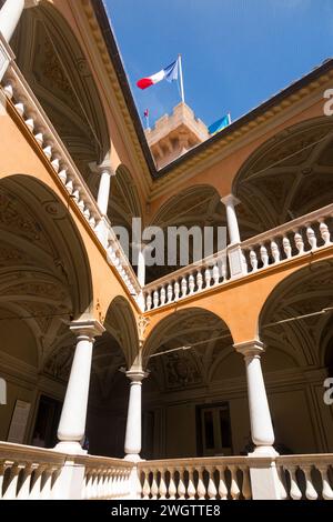 Intérieur avec cour et escalier du Château Musée Grimaldi, ancienne tour du château abrite aujourd'hui une galerie municipale à Cagnes-sur-mer. Ville de la Côte d'Azur près de Nice. France. (135) Banque D'Images