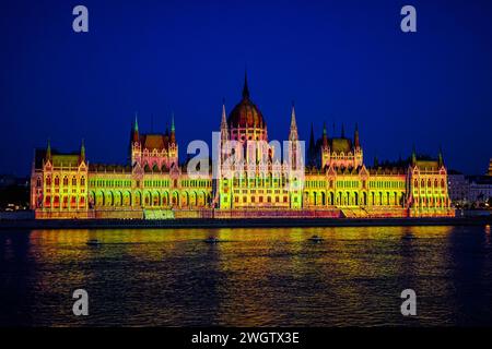 Feu d'artifice et peinture légère sur le bâtiment du Parlement hongrois le 20 août, fête nationale hongroise Banque D'Images