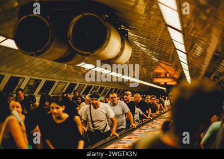 Une foule nombreuse sur l'escalator du métro de Budapest au 20 août Banque D'Images