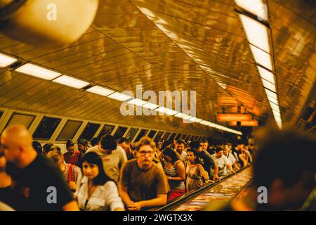 Une foule nombreuse sur l'escalator du métro de Budapest au 20 août Banque D'Images