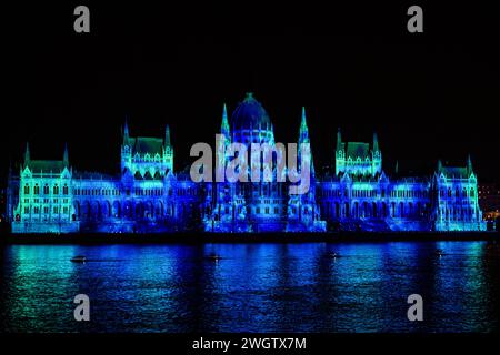 Feu d'artifice et peinture légère sur le bâtiment du Parlement hongrois le 20 août, fête nationale hongroise Banque D'Images