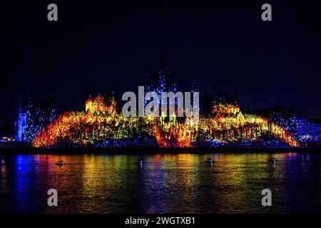 Feu d'artifice et peinture légère sur le bâtiment du Parlement hongrois le 20 août, fête nationale hongroise Banque D'Images