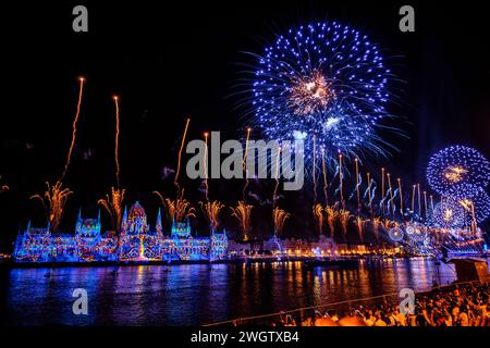 Feu d'artifice et peinture légère sur le bâtiment du Parlement hongrois le 20 août, fête nationale hongroise Banque D'Images