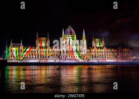 Feu d'artifice et peinture légère sur le bâtiment du Parlement hongrois le 20 août, fête nationale hongroise Banque D'Images