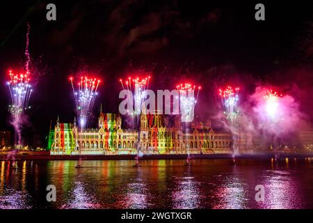 Feu d'artifice et peinture légère sur le bâtiment du Parlement hongrois le 20 août, fête nationale hongroise Banque D'Images