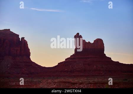 Crépuscule Red Rock Butte dans le désert du sud-ouest, vue sur le sol Banque D'Images
