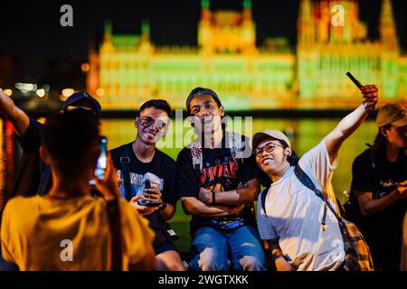 Feu d'artifice et peinture légère sur le bâtiment du Parlement hongrois le 20 août, fête nationale hongroise Banque D'Images