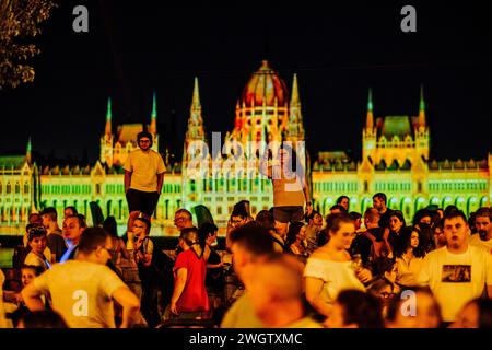 Feu d'artifice et peinture légère sur le bâtiment du Parlement hongrois le 20 août, fête nationale hongroise Banque D'Images