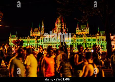 Feu d'artifice et peinture légère sur le bâtiment du Parlement hongrois le 20 août, fête nationale hongroise Banque D'Images