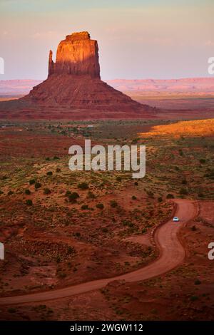 Monument Valley Butte au lever du soleil avec Winding Road Banque D'Images