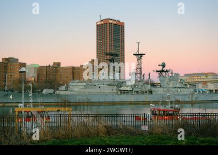 Vue d'un navire et du centre-ville au coucher du soleil, depuis le port extérieur de Buffalo, New York Banque D'Images