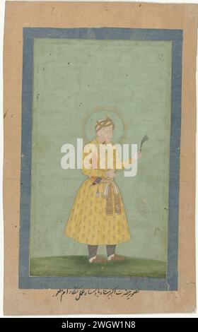 Portrait d'Akbar, debout, plumes à la main, gangaram (attribué à), 1700 - 1710 miniature indienne. Dessin le Groot-Mogol Akbar a été présenté ici dans la vieillesse. Il se tient debout avec le visage en profil de trois quarts à droite. Son jama jaune est décoré de fleurs violettes et de rubans orange pour la fermeture. Dans sa main gauche, il tient un panache de plumes orné de pierres précieuses, qui se porte sur le turban. Son turban est attaché d'une manière démodée. Comme tous les princes et les dieux, il a un halo. L'arrière-plan est vert Uni. Autour du spectacle un simple bord sans ornement en bleu. Banque D'Images